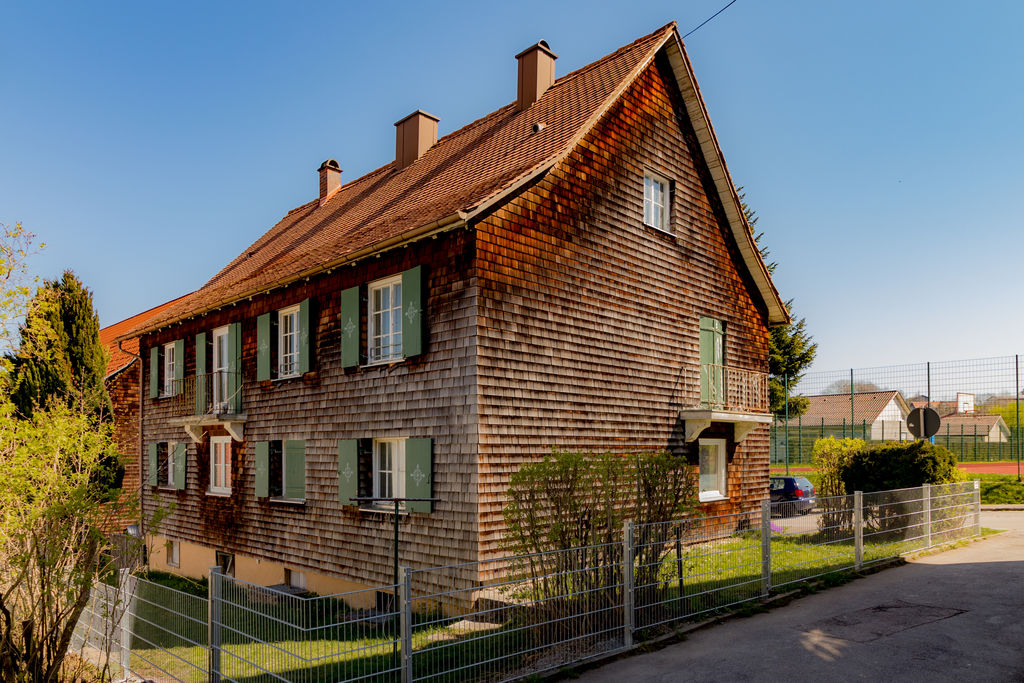Ein Haus mit Holzschindel Fassade