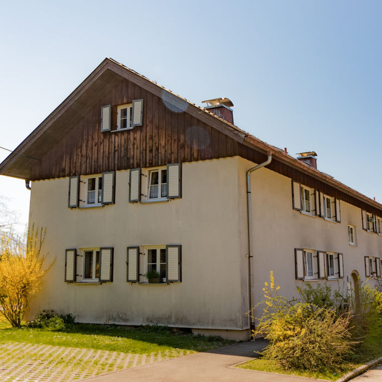 Ein idyllisches Wohnhaus mit Pflanzen