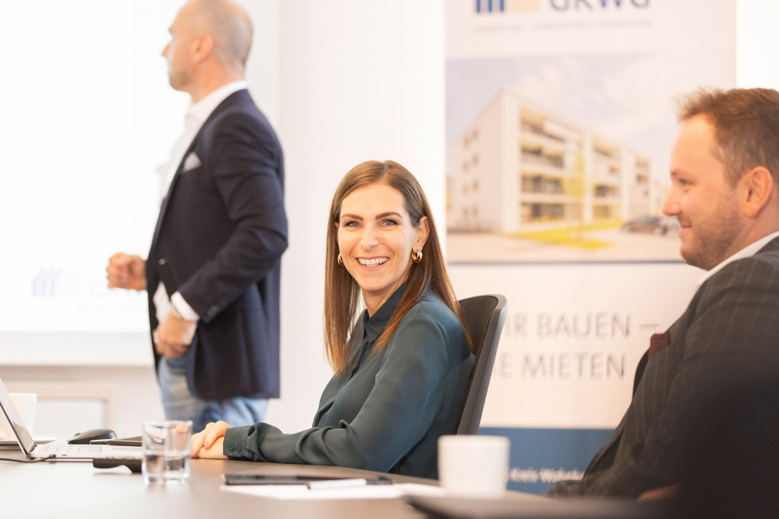 Eine Frau lächelt während einer Besprechung derGKWG Lindau (B)
