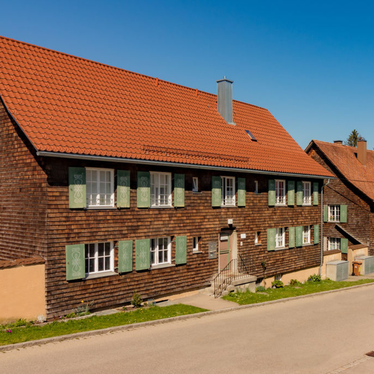 Ein Haus mit Holzfassade