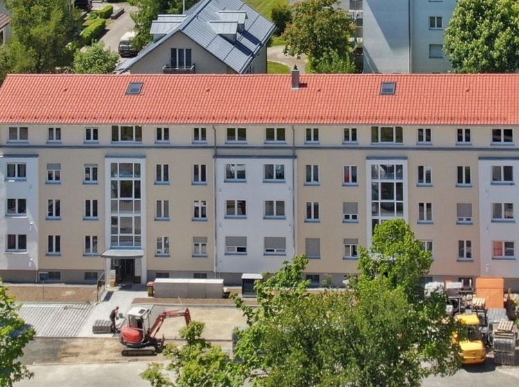 Luftaufnahme von einem Mehrfamilienhaus