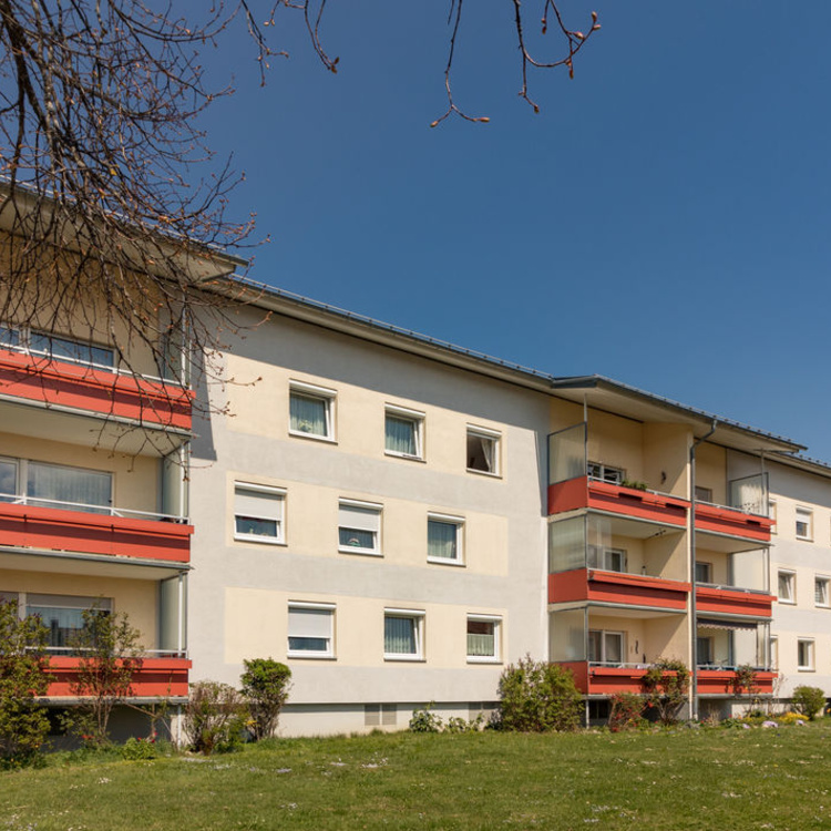 Ein Wohnhaus mit bunten Balkons