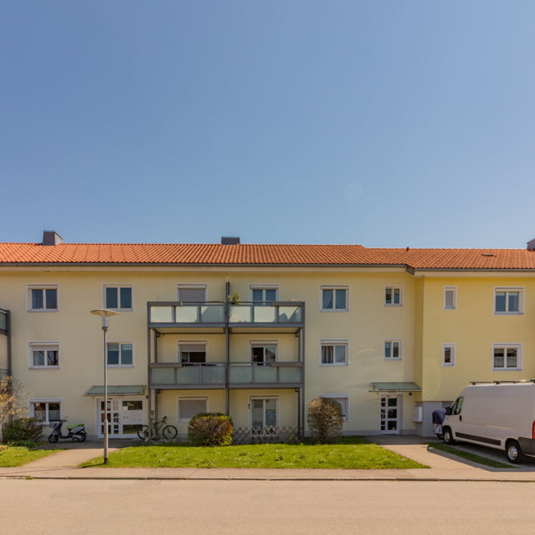 Mehrfamilienhaus mit gelber Fassade