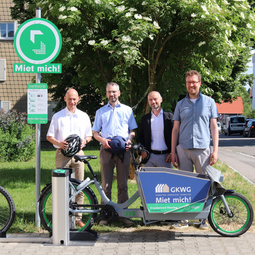 Mitarbeiter der GKWG Lindau (B) stehen vor einem E-Lastenrad