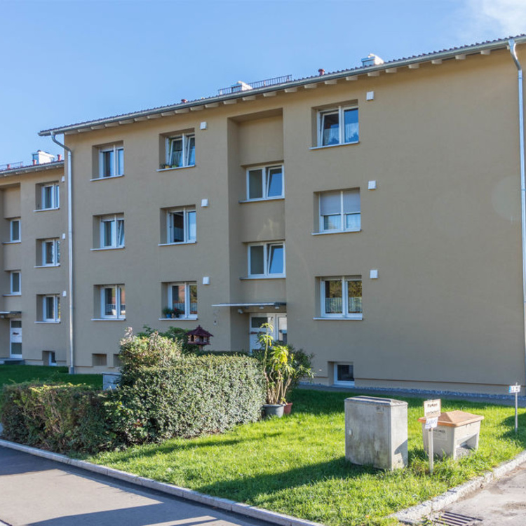 Ein Mehrfamilienhaus an der Straße