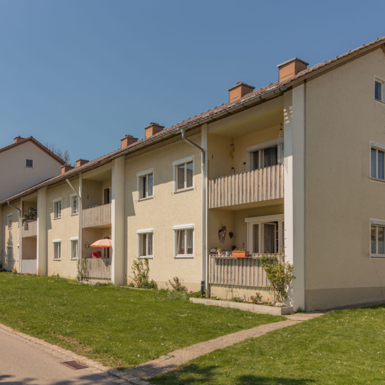 Eingang zu einem Wohnhaus mit Balkons