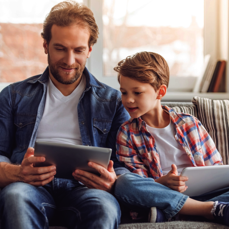 Vater und Sohn mit Tabletts in der Hand