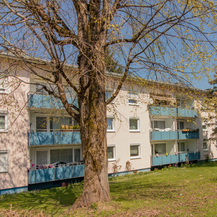Ein Wohnhaus mit blauen Balkons