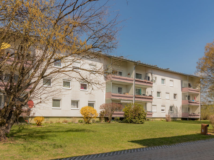 Ein Wohnhaus neben einer Wiese