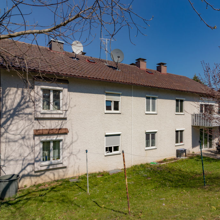 Ein Mehrfamilienhaus mit angrenzendem Rasen