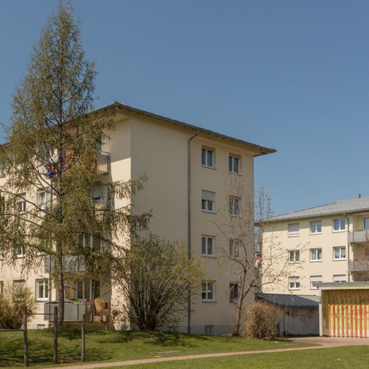 Ein Wohnhaus neben einer Wiese