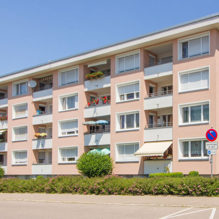 Mehrfamilienhaus mit rosa Fassade