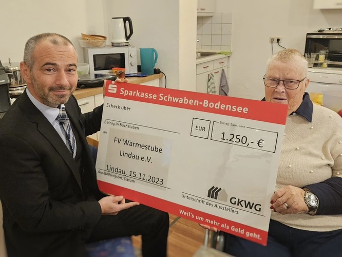 Hr. Bormann von der GKWG Lindau (B) übergibt einen Spendenscheck