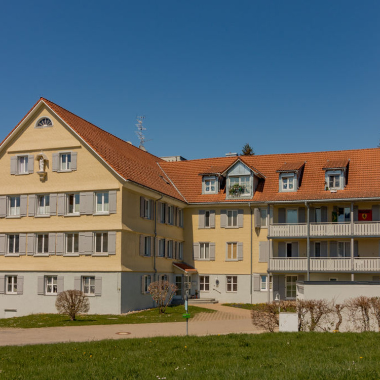 Ein großes Wohnhaus im Grünen