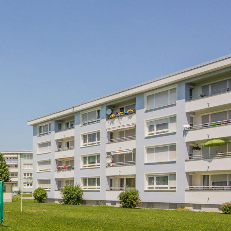 Mehrfamilienhaus mit vielen Balkons