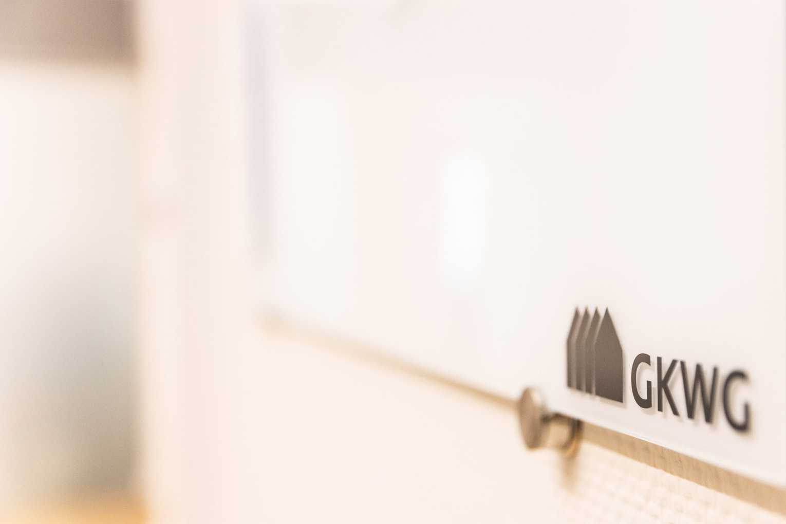 GKWG Lindau (B) Schild Glasschild mit GKWG Lindau (B) Logo an einer Wand