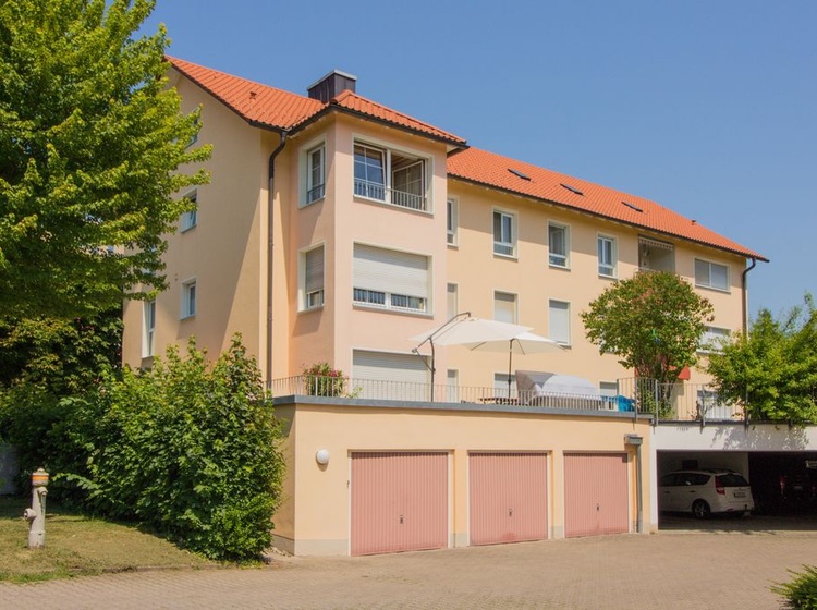Ein Haus mit Bäumen