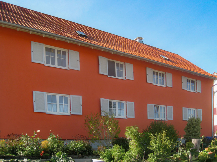 Ein Mehrfamilienhaus mit auffälliger Fassade