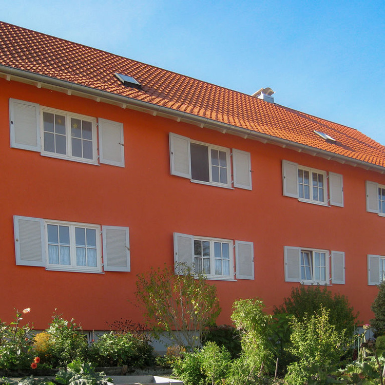 Ein Mehrfamilienhaus mit auffälliger Fassade