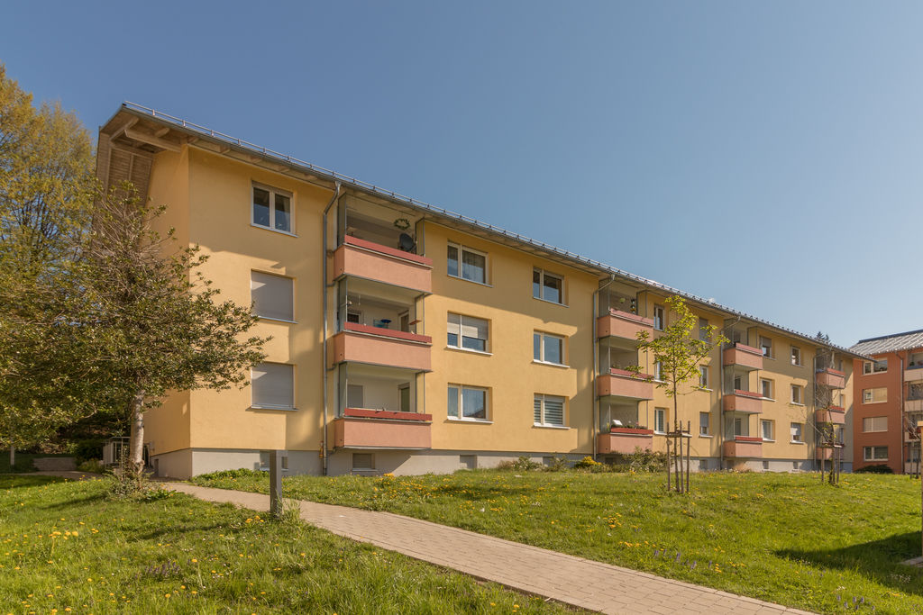 GKWG Lindau (B) Emil-Hasel-Str. 29-30 Ein Mehrfamilienraus mit Rasenfläche