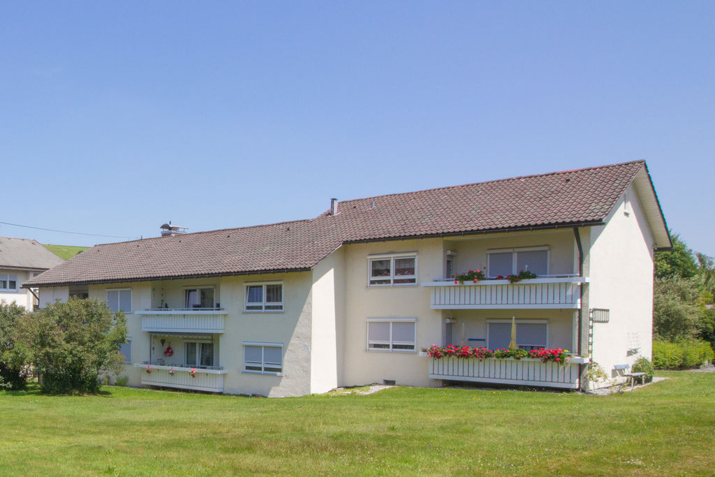 GKWG Lindau (B) Blumenstr. 9-11 Ein Haus neben einer Wiese