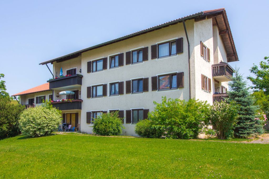 GKWG Lindau (B) Freibadstraße 3-5 Ein Mehrfamilienhaus neben einer Wiese