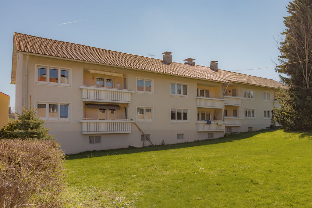 GKWG Lindau (B) Gartenstraße 11-13 Ein Haus mit Balkons an einer Wiese
