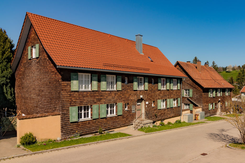 GKWG Lindau (B) Jahnstraße 5-7 Ein Haus mit Holzfassade