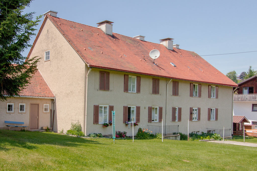 GKWG Lindau (B) Jahnstr. 6-8 Ein Mehrfamilienhaus neben einer Wiese