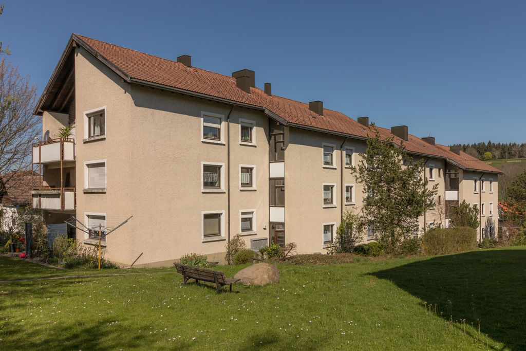 GKWG Lindau (B) Roemerstr. 5-7 Mehrfamilienhäuser neben einer Rasenfläche