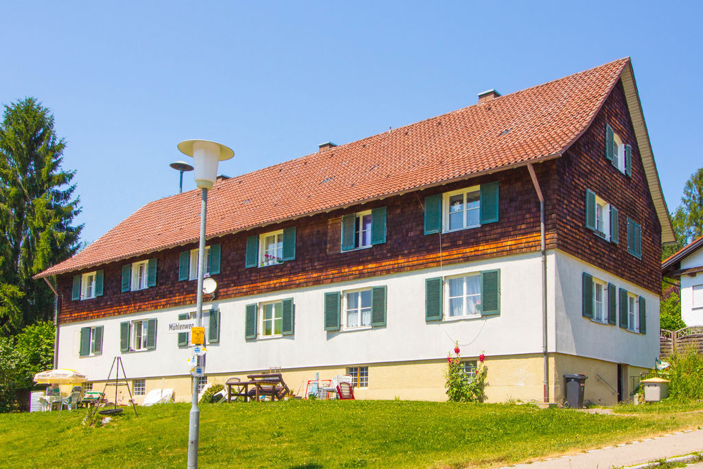 GKWG Lindau (B) Tannenfelsstraße 9,11,13 Ein Mehrfamilienhaus mit rotem Dach
