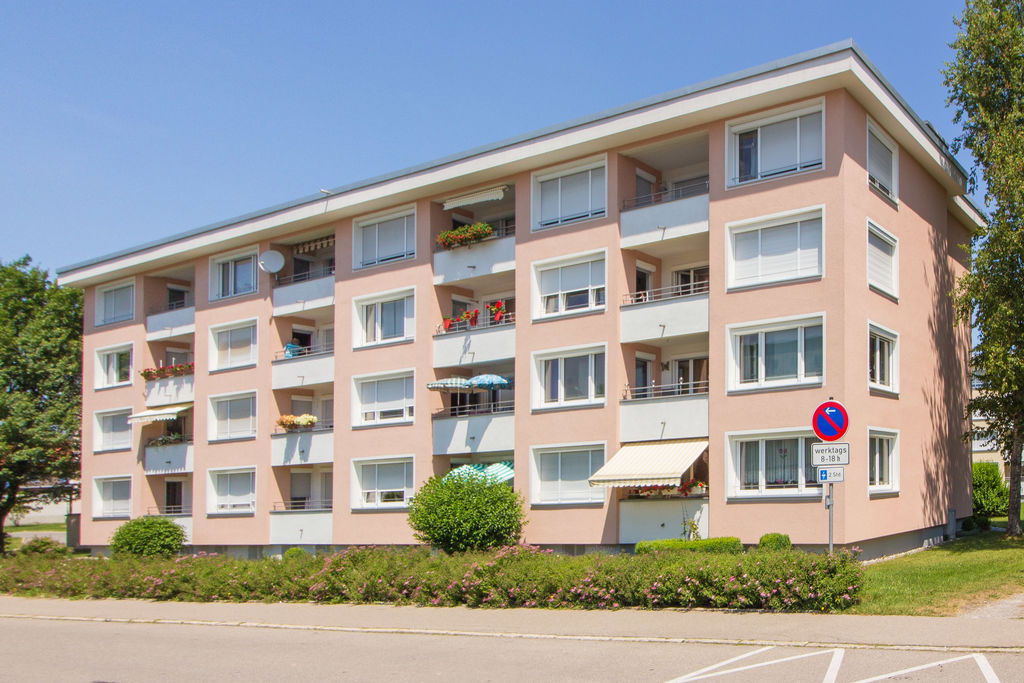 Mehrfamilienhaus mit rosa Fassade