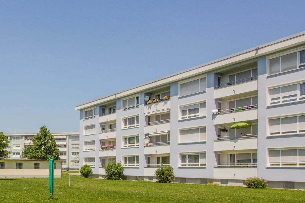 Mehrfamilienhaus mit vielen Balkons