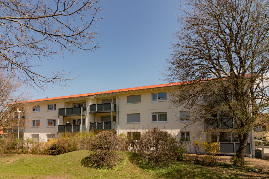 GKWG Lindau (B) Gebhard-Huber-Strasse 9-11 Wohnhaus mit Wiese und Bäumen