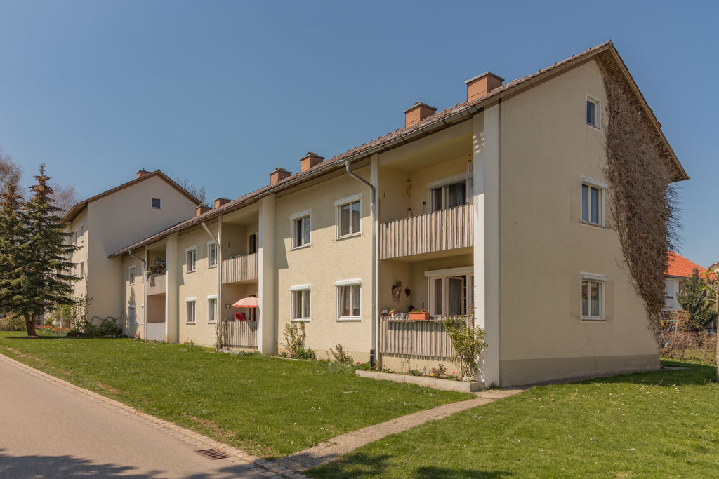Eingang zu einem Wohnhaus mit Balkons