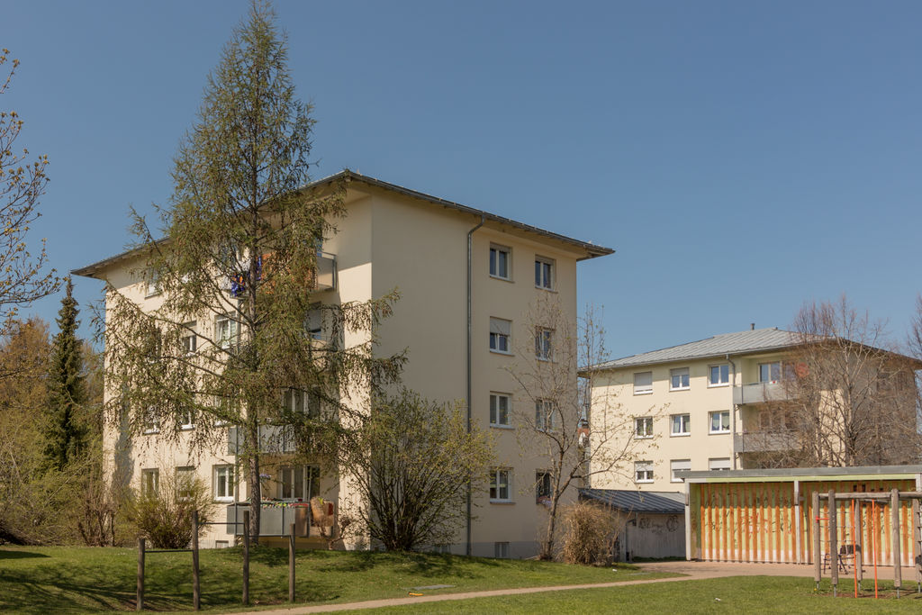 Ein Wohnhaus neben einer Wiese