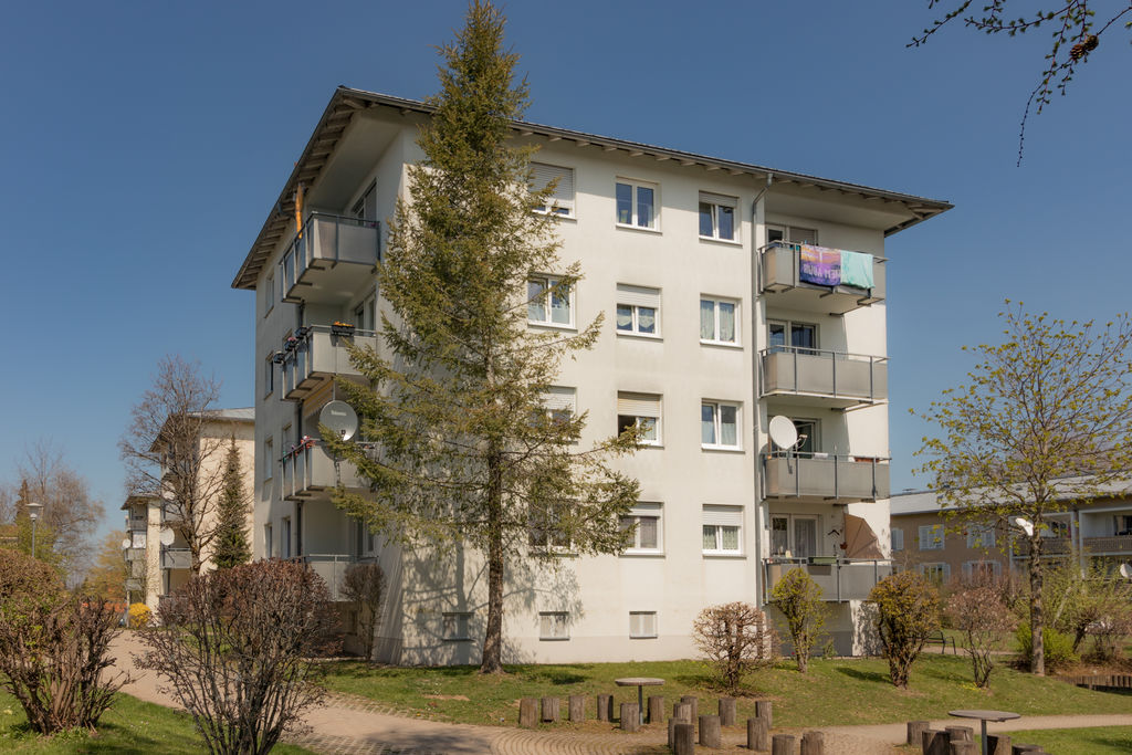 Ein Wohnhaus mit einem Baum 