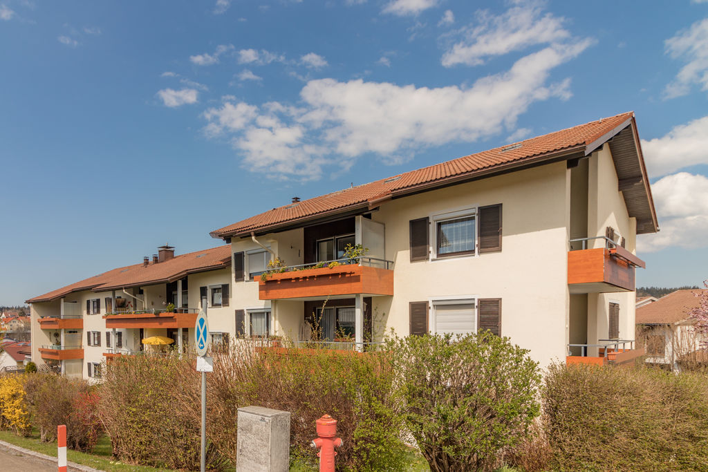 GKWG Lindau (B) Maximilian-Bentele-Straße_45-4 Wohnhaus mit rotem Dach und Balkons