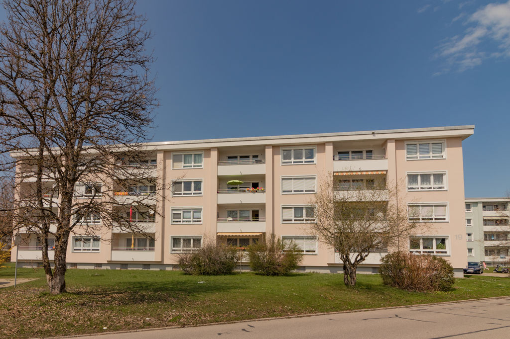 GKWG Lindau (B) Baumeister-Specht 17-19 Wohnhaus an einer Grünfläche
