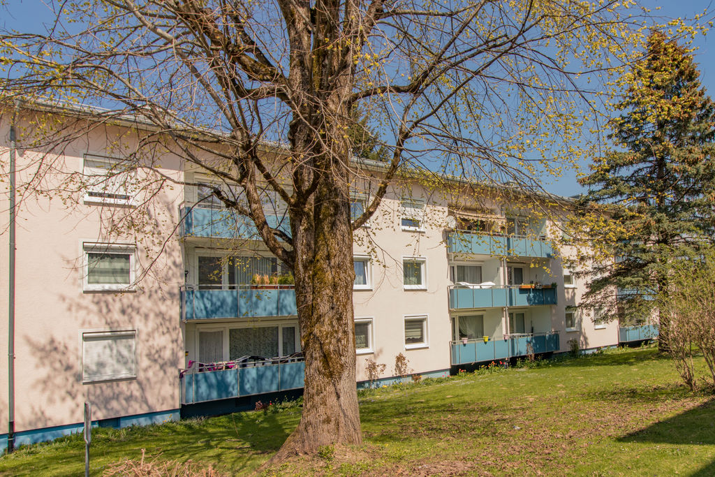 Ein Wohnhaus mit blauen Balkons