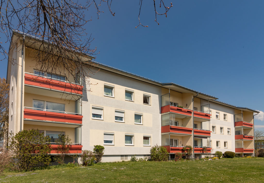 Ein Wohnhaus mit bunten Balkons