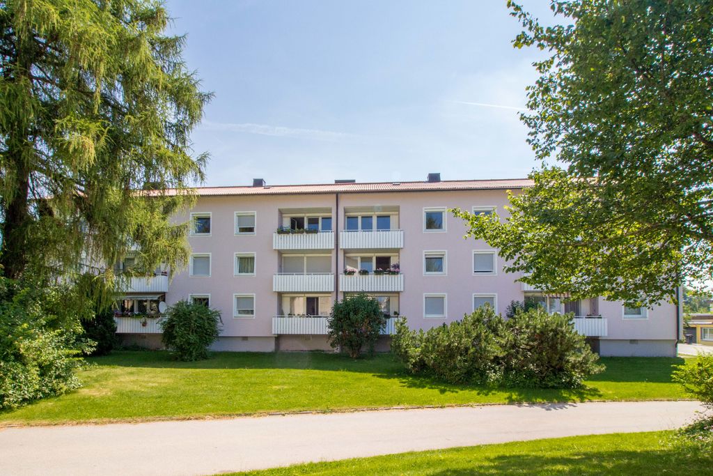 GKWG Lindau (B) Peter-Doerfler-STr. 47-49 Ein Wohnhaus an einer Wiese mit Bäumen
