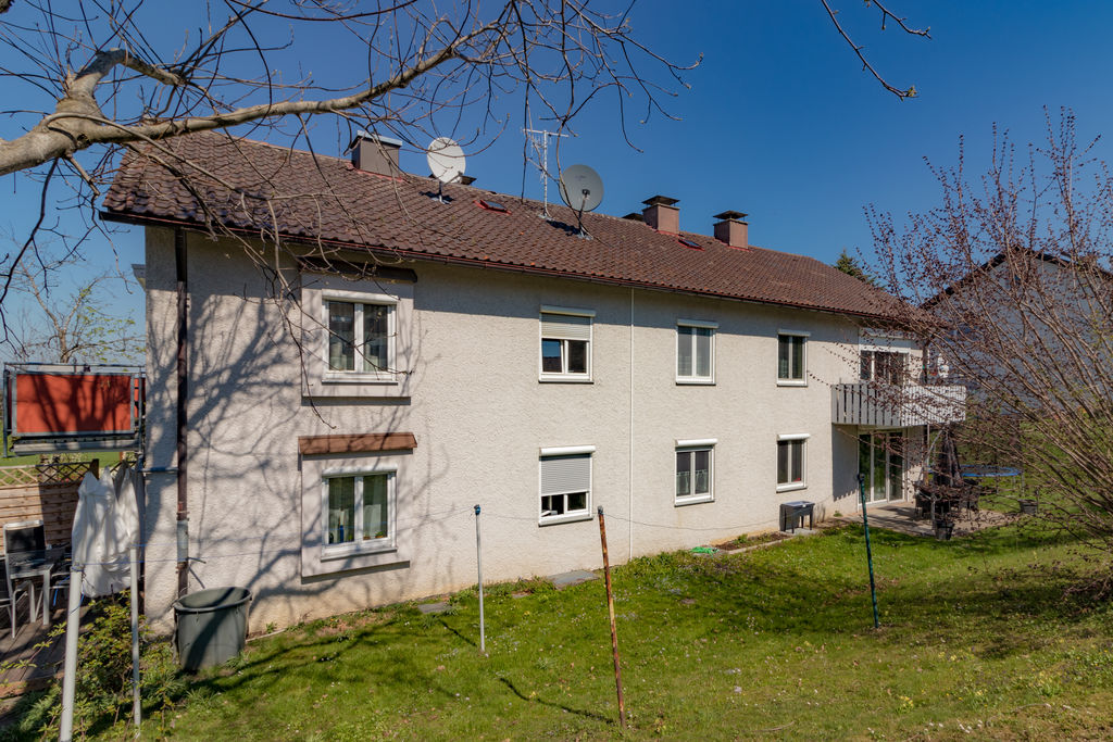 GKWG Lindau (B) Kirchhalde 7 Ein Mehrfamilienhaus mit angrenzendem Rasen