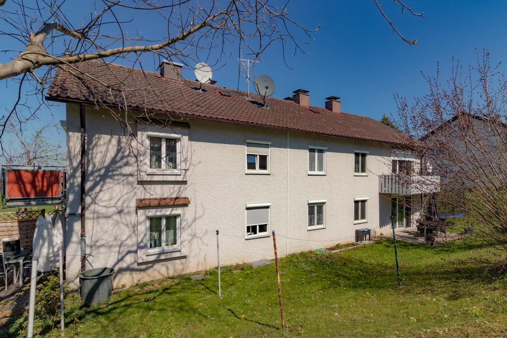 Ein Mehrfamilienhaus mit angrenzendem Rasen