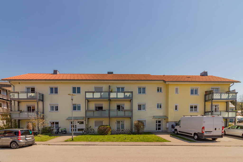 GKWG Lindau (B) Bildsteinstr. 9 Mehrfamilienhaus mit gelber Fassade