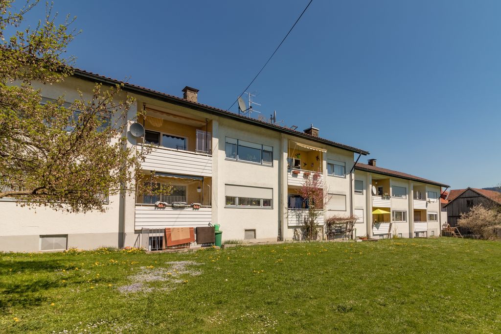 GKWG Lindau (B) Scheidegger Str. 17-19 Ein Mehrfamilienhaus mit angrenzendem Garten
