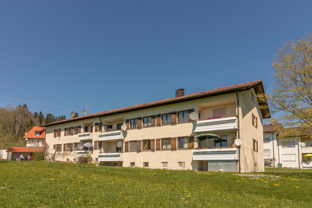 GKWG Lindau (B) Scheidegger-Str. 21-23 Ein Mehrfamilienhaus neben einer Rasenfläche