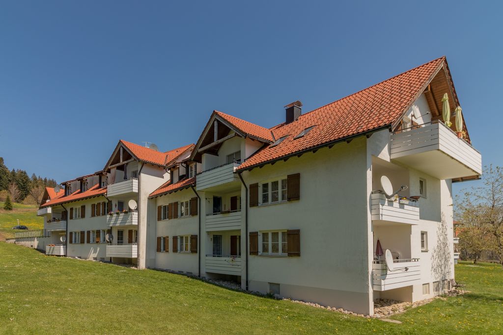 GKWG Lindau (B) Scheidegger Str. 25-27 Mehrfamilienhäuser neben einer Wiese