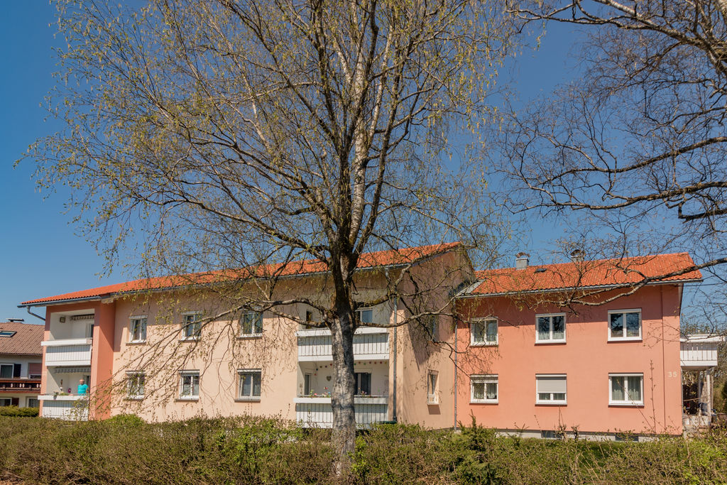 GKWG Lindau (B) Am Kurberg 33-35 Ein Mehrfamilienhaus neben Bäumen