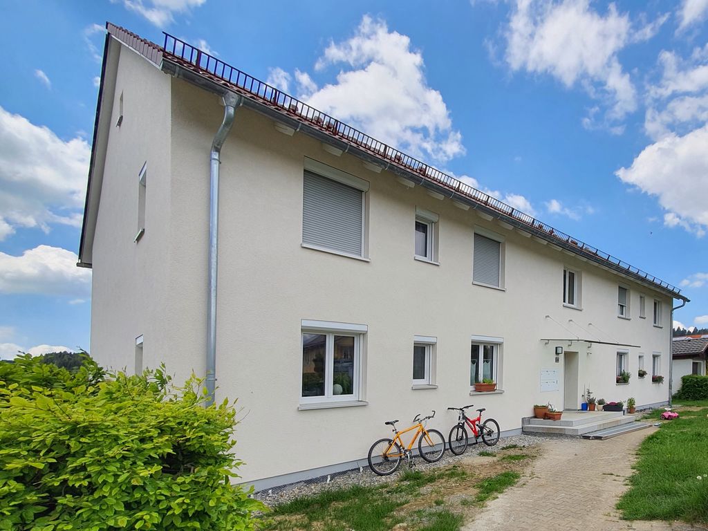 GKWG Lindau (B) Auf-dem-Ried 17 Wohnhaus mit Hecke und blauem Himmel
